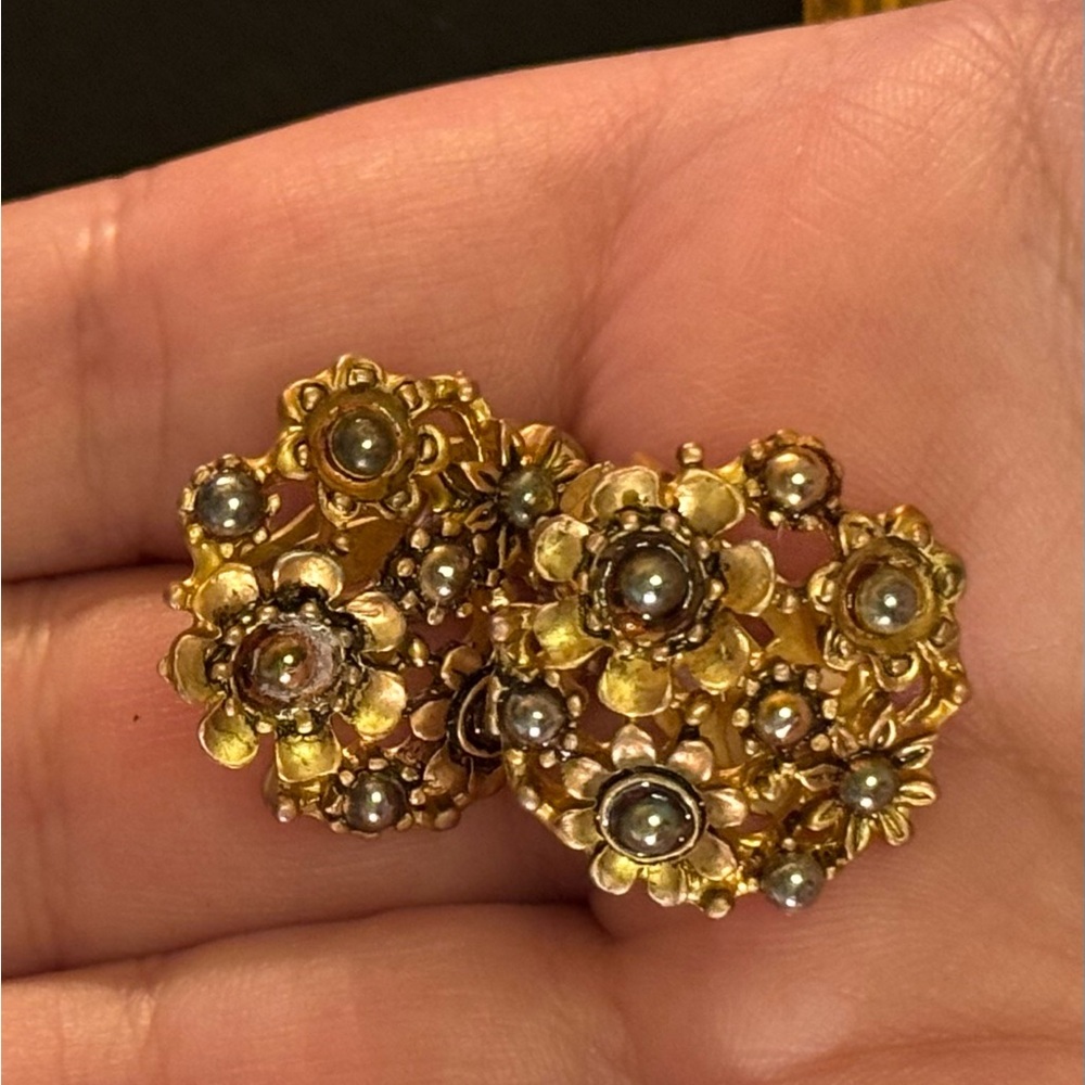 VTG Gorgeous Brassy Gold Floral Cluster w/ Grey Pearls Earrings - Picture 13 of 16